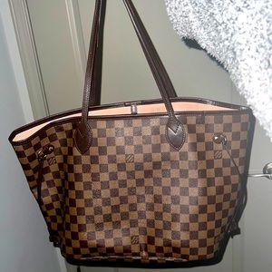 This is a Lous Vuitton bag that I’m selling gently used only had it for 4 months